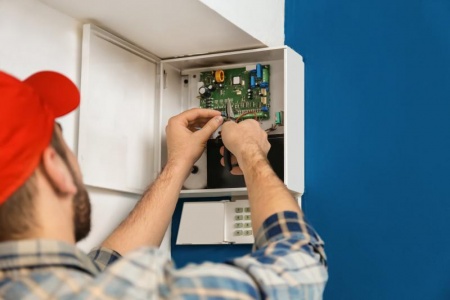 Urgence électrique, quels réflexes adopter avant l'arrivée du technicien ?